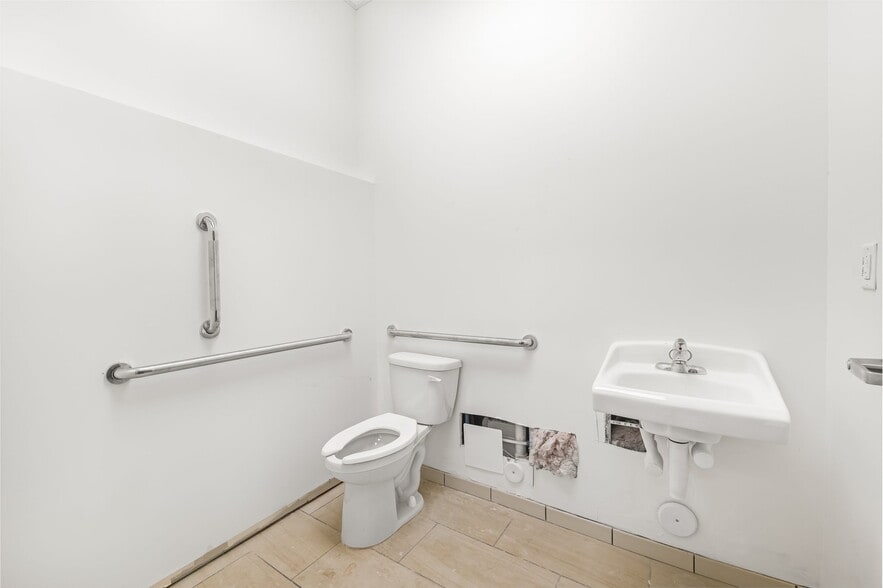 More Photos Of 9430 University City Blvd, Charlotte Freestanding For Lease