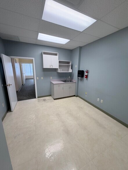More Photos Of 900 SE Ocean Blvd, Stuart Office For Sale