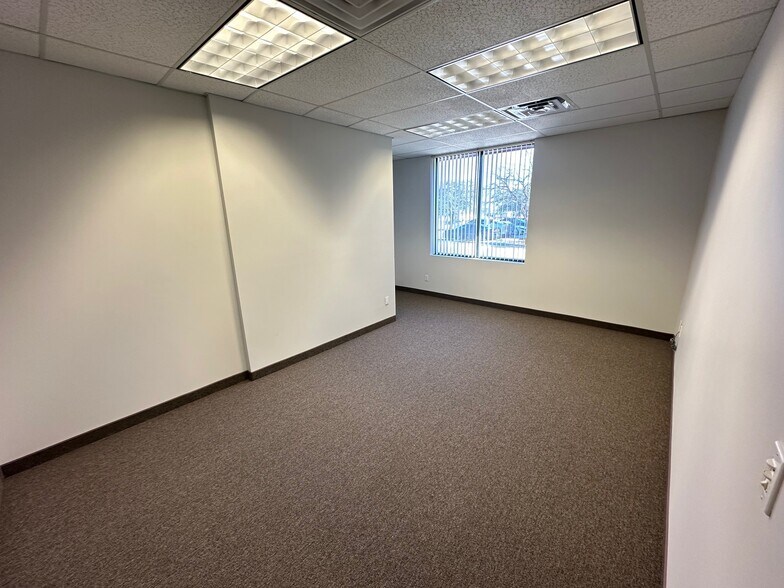 More Photos Of 1050 Post And Paddock St, Grand Prairie Loft Creative Space For Lease