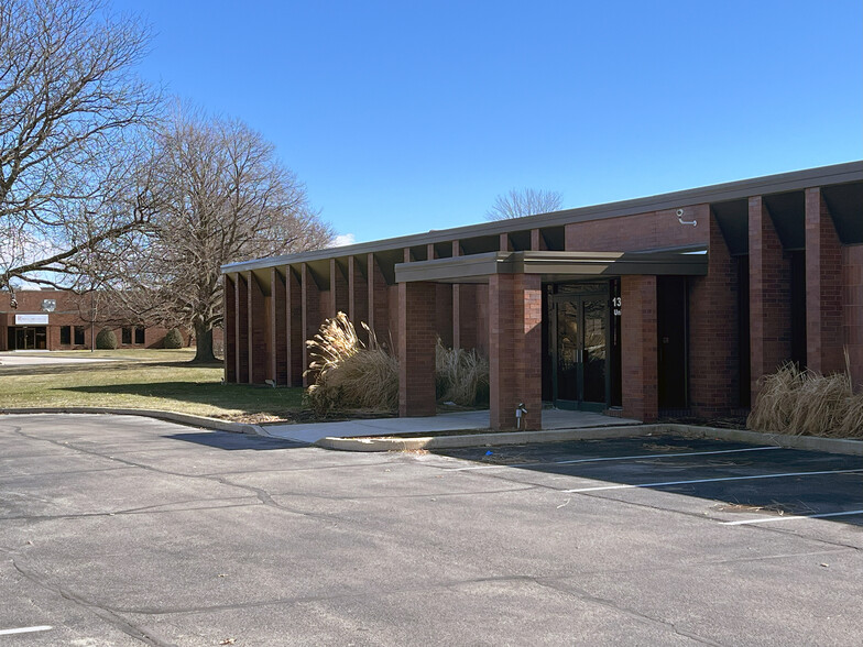 Primary Photo Of 1355 Holmes Rd, Elgin Warehouse For Lease