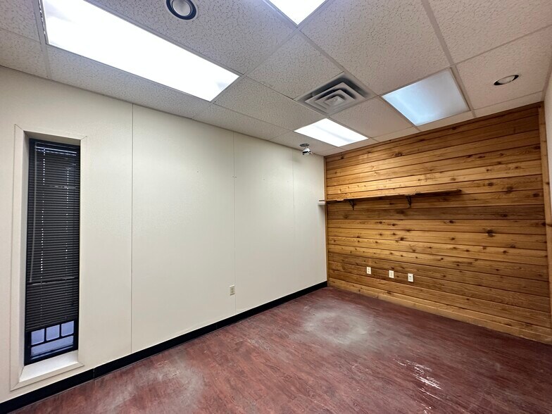 More Photos Of 5012 David Strickland Rd, Fort Worth Warehouse For Lease