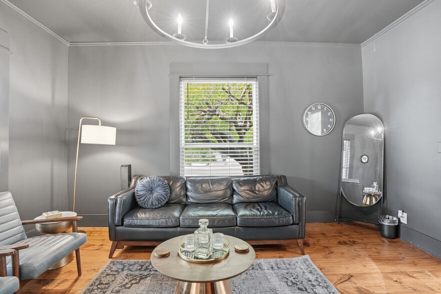 More Photos Of 924 S Main St, Broken Arrow Showroom For Sale