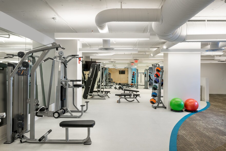 More Photos Of 1015 15th St NW, Washington Office For Lease