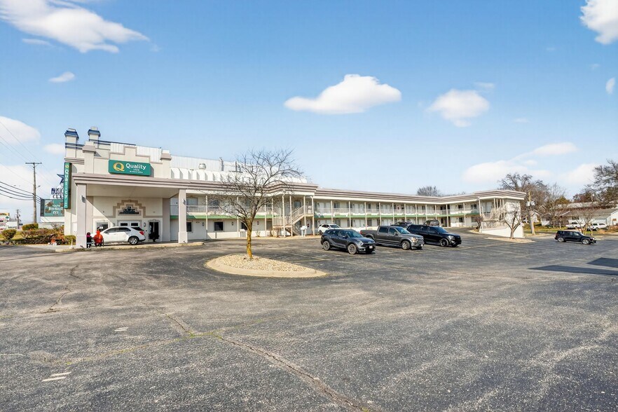 More Photos Of 1835 W Highway 76, Branson Hotel For Sale