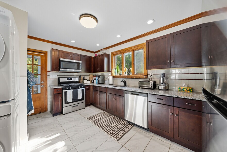 More Photos Of 40 Amboy Rd, Old Bridge Flex For Sale