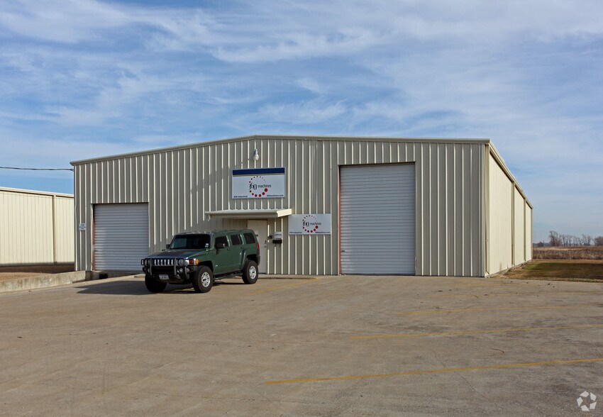 Primary Photo Of 208 Industrial Dr, Forney Warehouse For Lease