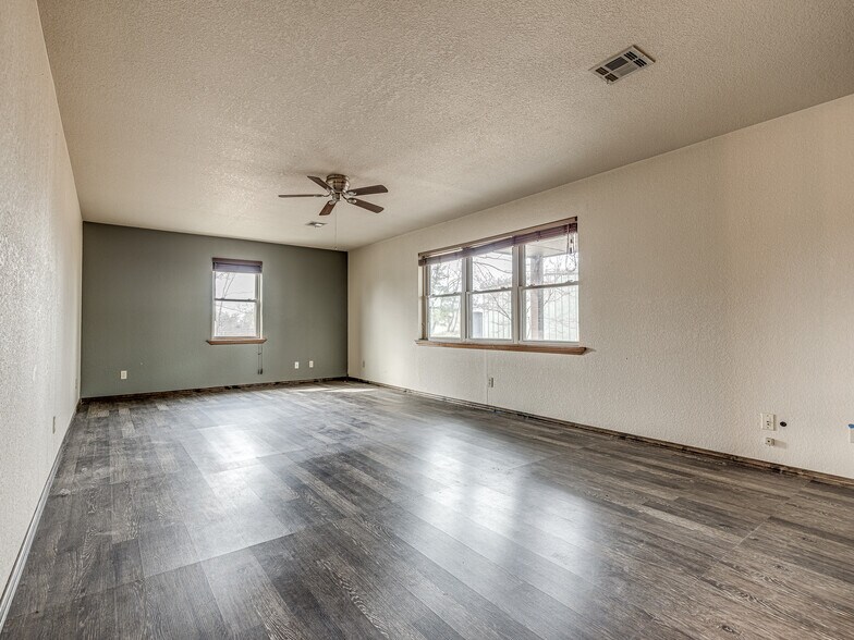 More Photos Of 980916 S Highway 18, Chandler Industrial For Sale