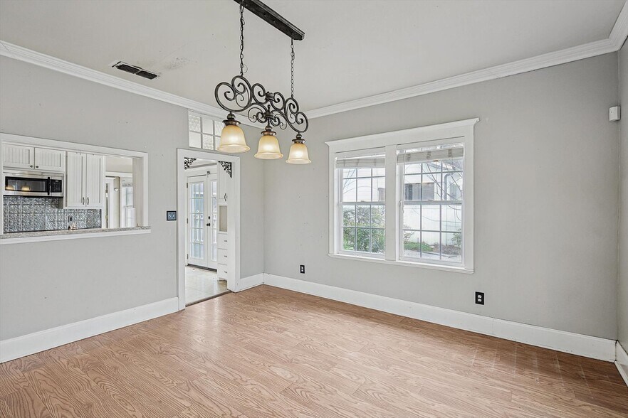 More Photos Of 111 S Pine St, Roanoke General Retail For Sale