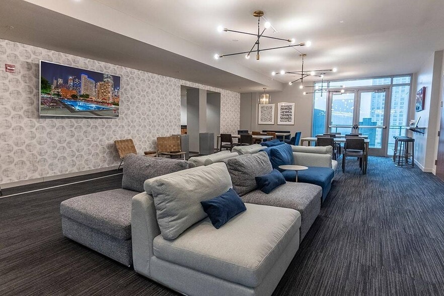 More Photos Of 555 W Kinzie St, Chicago Multifamily For Sale