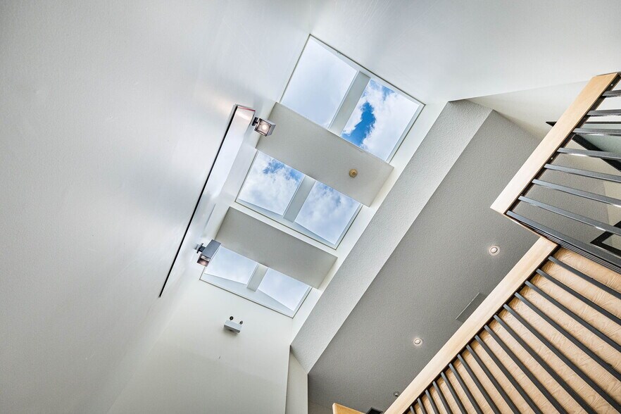 More Photos Of 220 Advance Blvd, Brampton Office For Sale