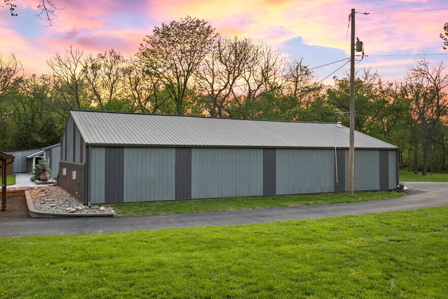More Photos Of 11155 Hubbard Rd, Kansas City Flex For Sale