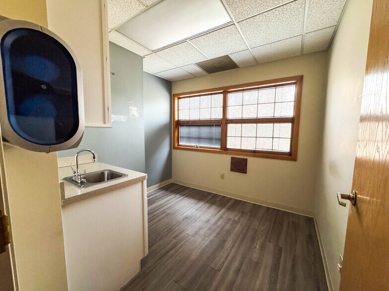 More Photos Of 687 Straits Tpke, Middlebury Medical For Lease