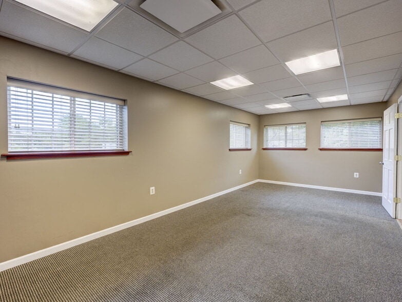 More Photos Of 1 Northgate Dr, Windsor Locks Warehouse For Lease