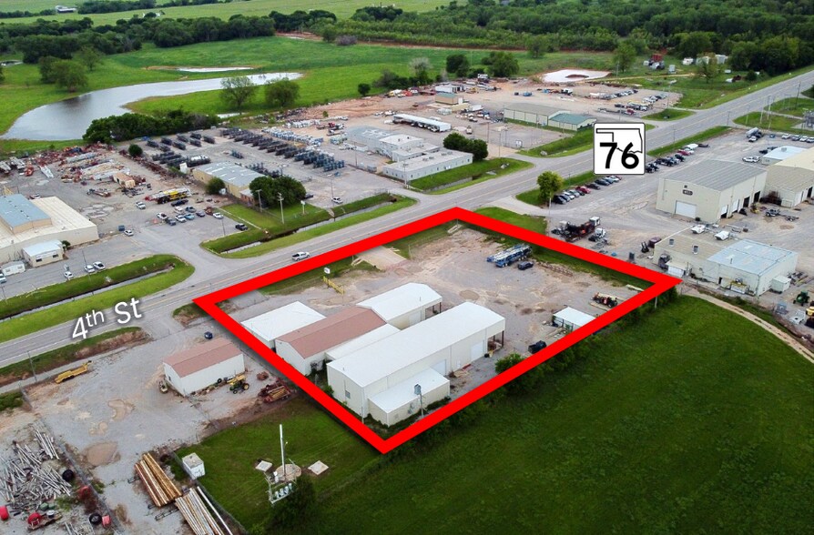 More Photos Of 1206 SE 4th St, Lindsay Manufacturing For Sale