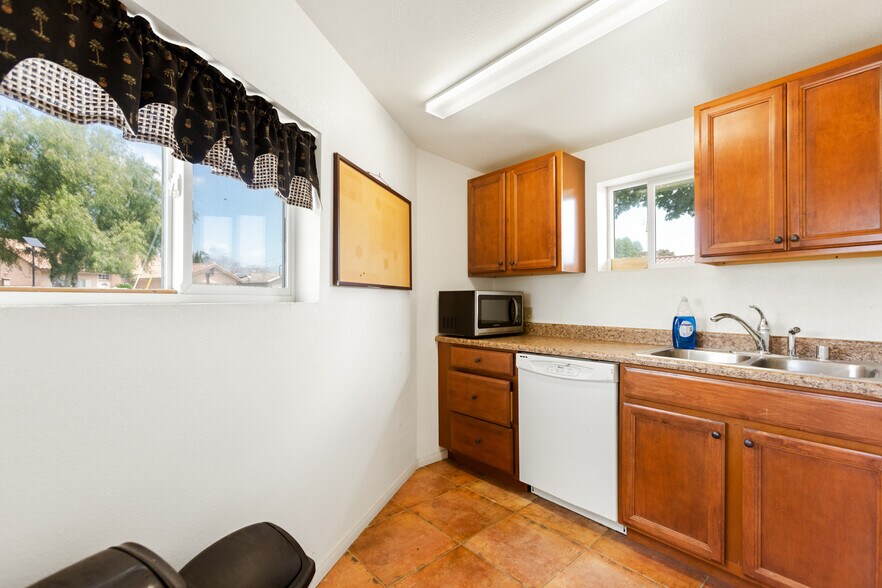 More Photos Of 635 Veile Ave, Beaumont Office For Lease