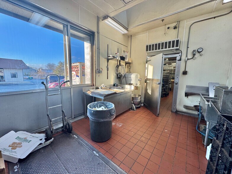 More Photos Of 560 Franklin Ave, Franklin Square Freestanding For Sale