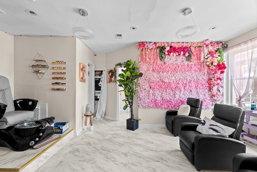 More Photos Of , Washington General Retail For Sale