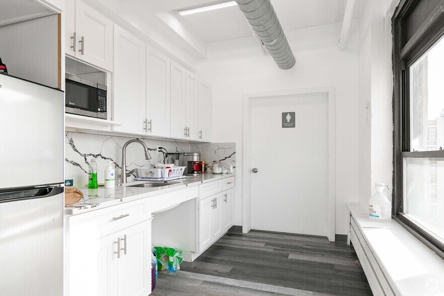 More Photos Of 47-09 30th St, Long Island City Light Manufacturing For Lease