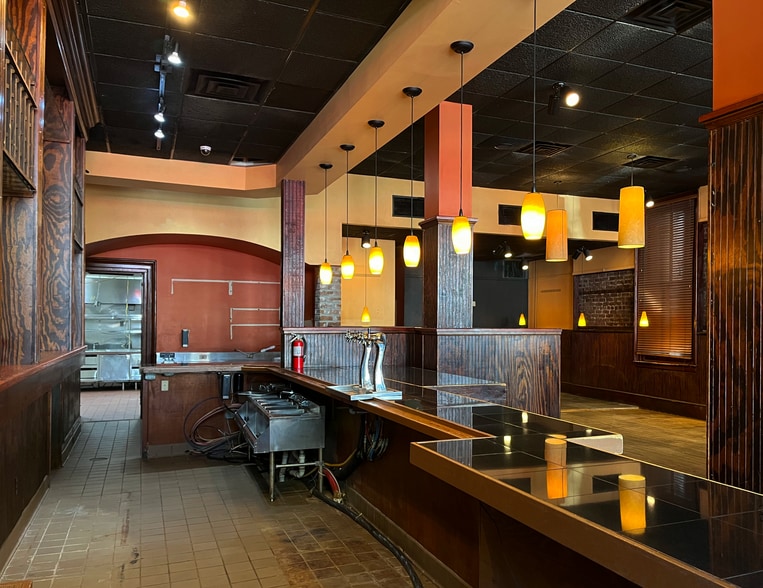 More Photos Of 7-9 E Bay St, Savannah Bar For Sale