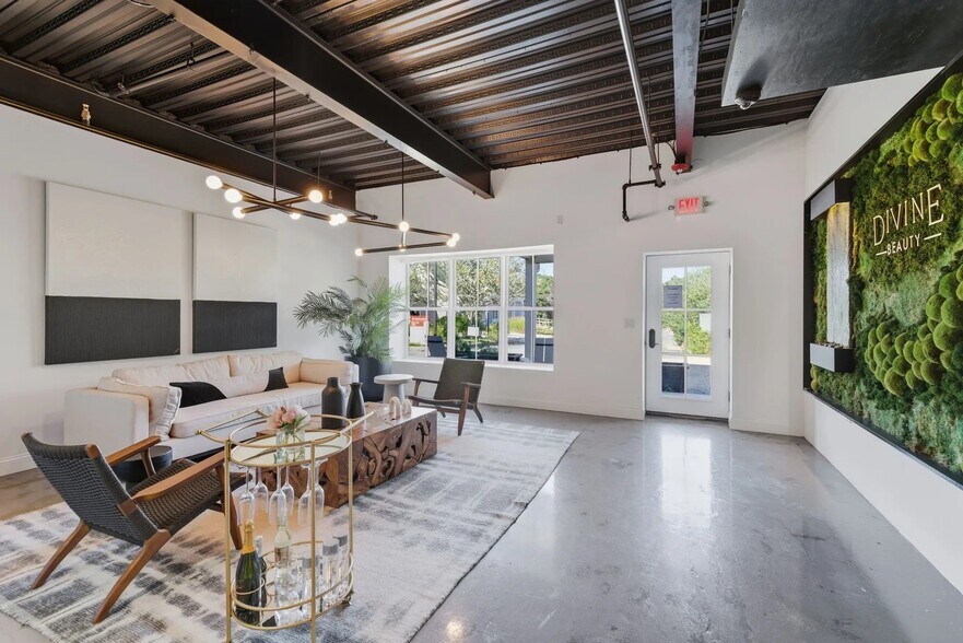 More Photos Of 1 Mariners Lndg, Edgartown Office For Sale