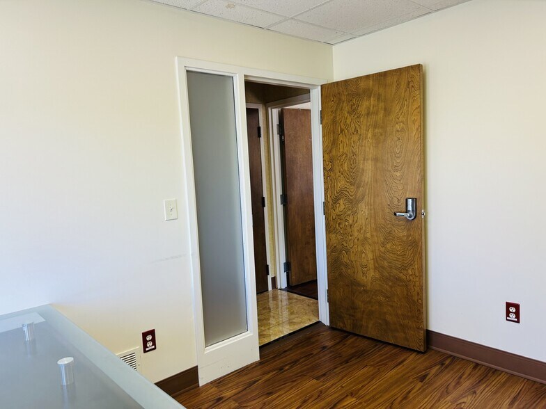 More Photos Of 3006 Glenmore Ave, Cincinnati Medical For Lease