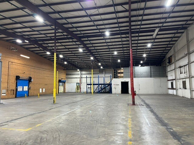 More Photos Of 301 Avenue 11 NW, Atkins Warehouse For Lease