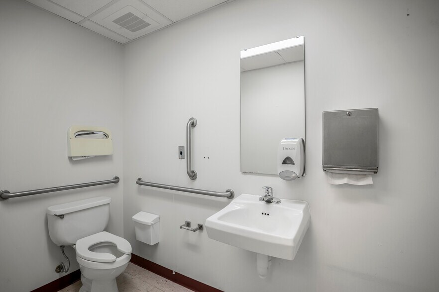 More Photos Of 820 S Illinois Ave, Republic Medical For Sale