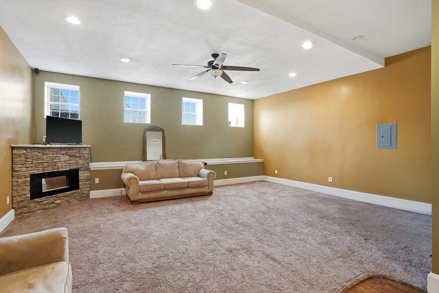 More Photos Of 103 N Allen St, Centralia General Retail For Sale