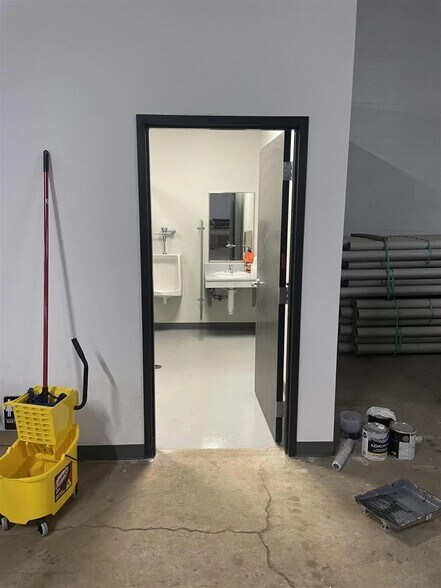 More Photos Of 510 E 16th St, Holland Manufacturing For Sale