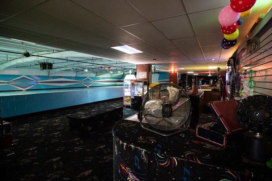 More Photos Of 1621 S Choctaw Rd, Choctaw Skating Rink For Sale