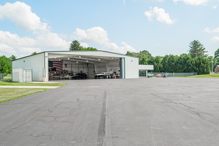 More Photos Of 300 Heath Rd, Heath Airplane Hangar For Sale