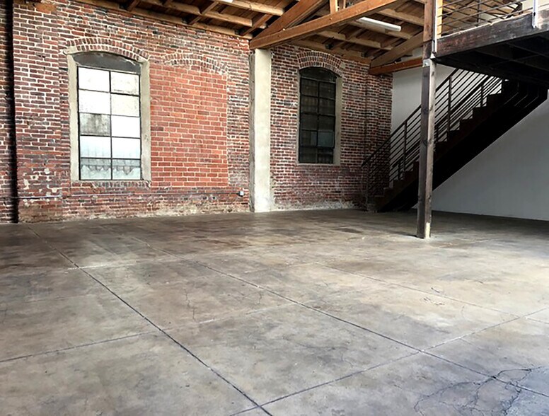 More Photos Of 2523-2525 W Washington Blvd, Los Angeles Storefront Retail Office For Sale
