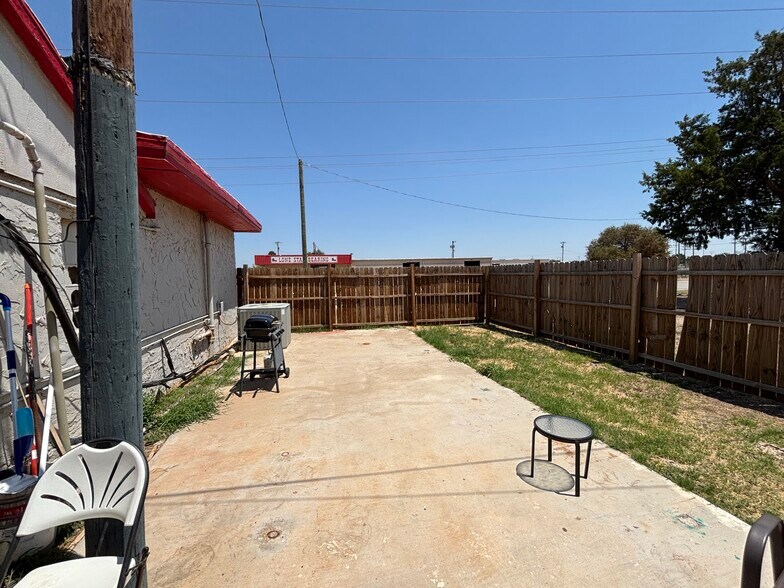 More Photos Of 518 E 34th St, Lubbock Bar For Sale