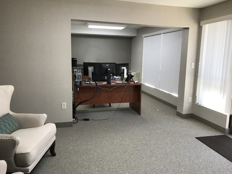 More Photos Of 567 Vauxhall St, Waterford Medical For Sale