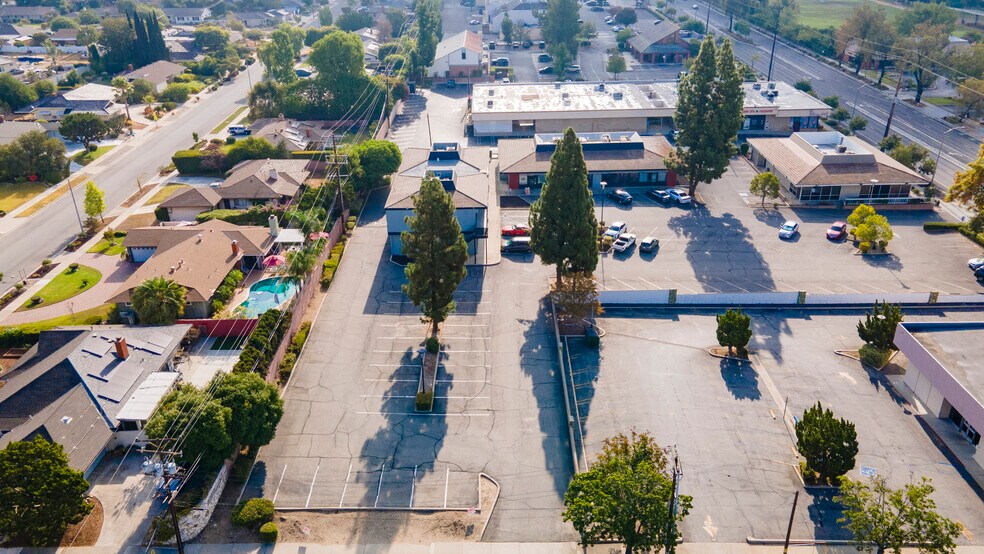 More Photos Of 985-987 W Foothill Blvd, Claremont Unknown For Lease