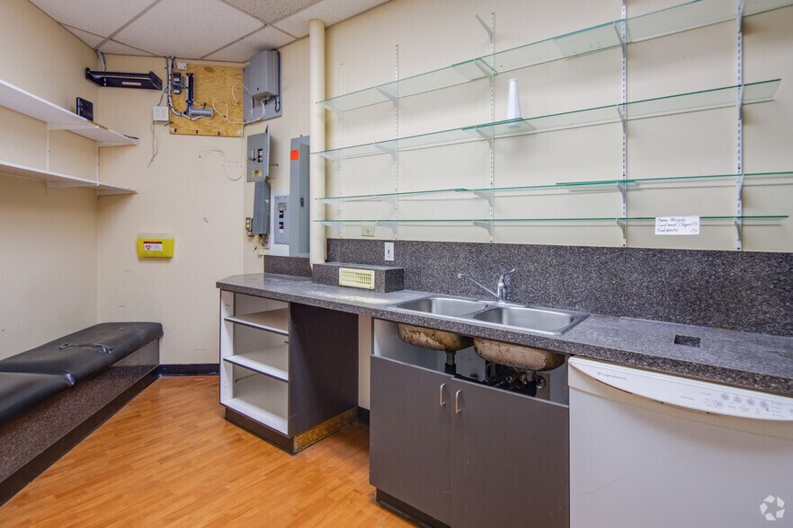 More Photos Of 1601-1715 152 St, Surrey Storefront Retail Office For Lease