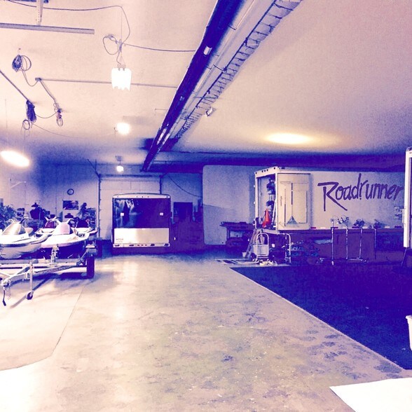 More Photos Of 56495 Grand River Ave, New Hudson Warehouse For Lease