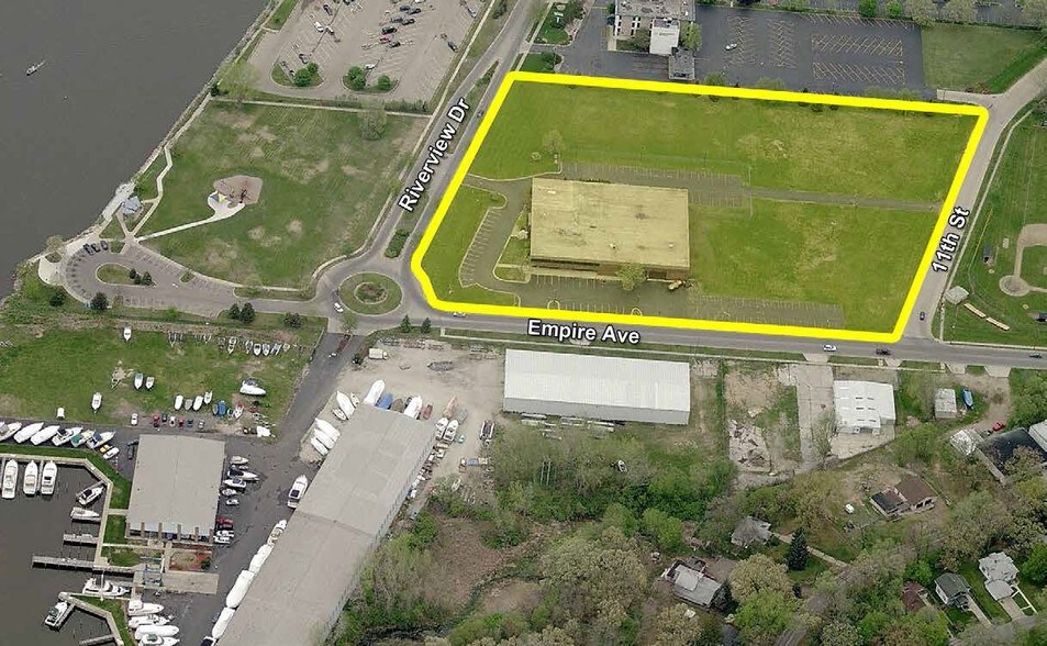 More Photos Of 825 Riverview Dr, Benton Harbor Light Distribution For Sale