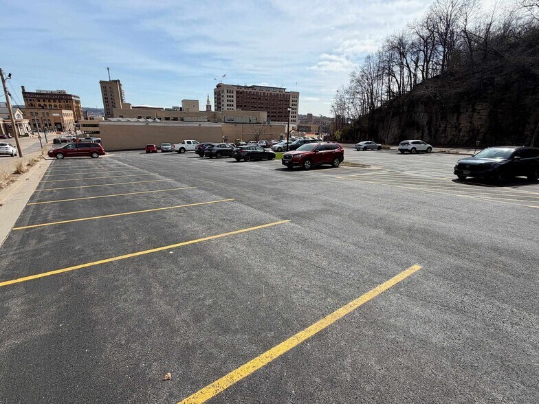 More Photos Of 801 Bluff St, Dubuque Office For Lease