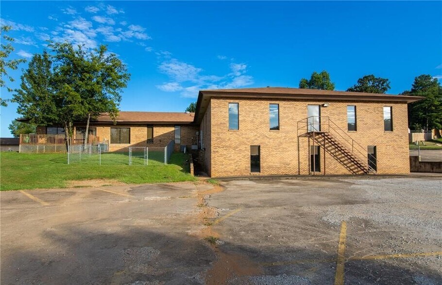 More Photos Of 302 Pointer Trl W, Van Buren Office For Sale