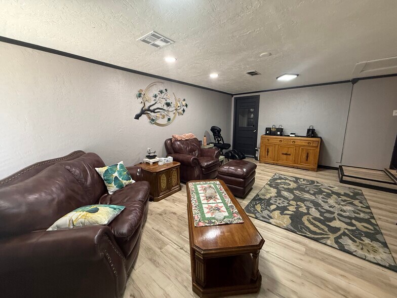 More Photos Of 1020 18th St, Woodward Office For Sale