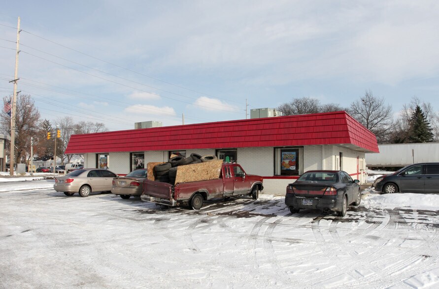 More Photos Of 301 W Lusher Ave, Elkhart General Retail For Sale