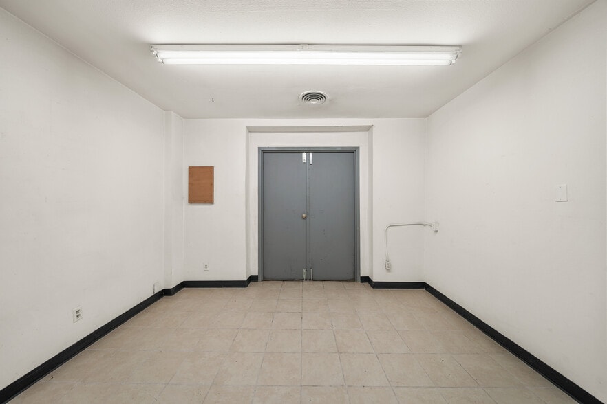 More Photos Of 4231 Bellaire Blvd, Houston Light Distribution For Lease
