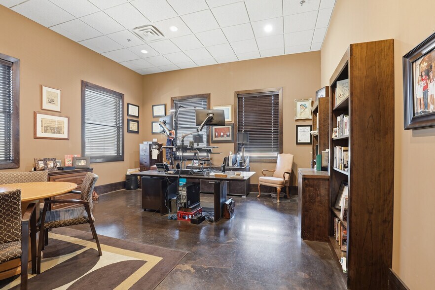 More Photos Of 140 E Main St, Lewisville Office For Sale