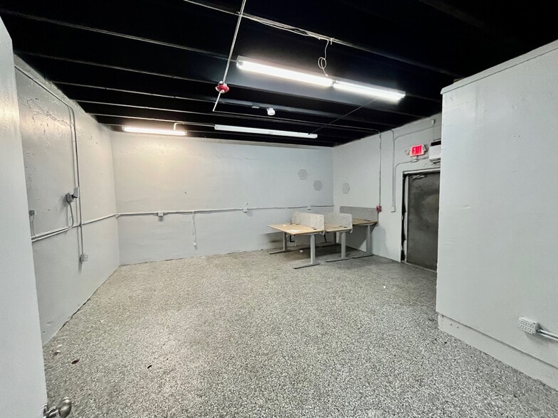 More Photos Of 2000 N Dixie Hwy, Hollywood Light Manufacturing For Sale
