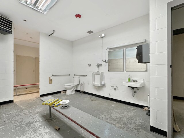 More Photos Of 22 Graf Rd, Newburyport Warehouse For Lease