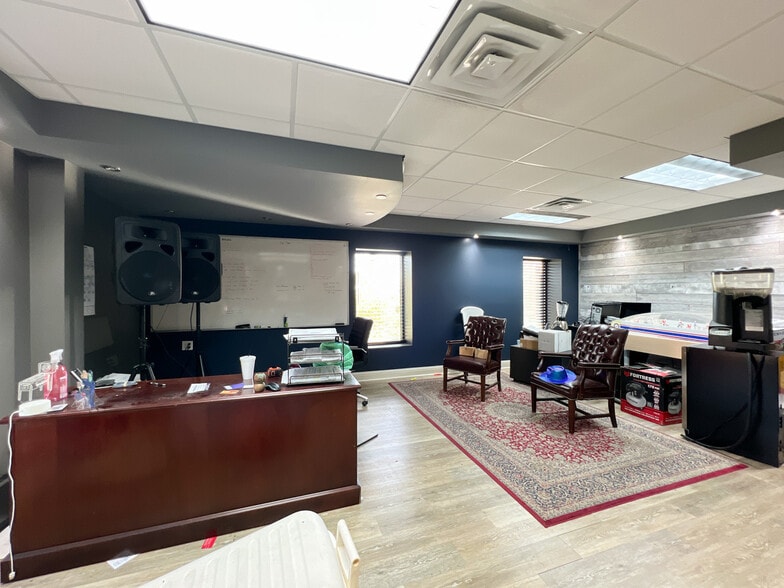 More Photos Of 2201 Greenwood St, Kenner Flex For Sale