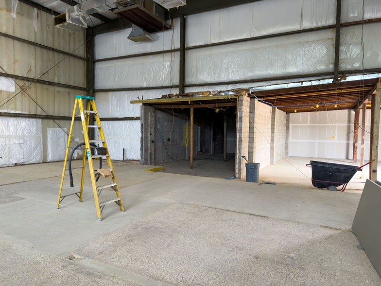 More Photos Of 3110 N Davis Hwy, Pensacola Showroom For Lease