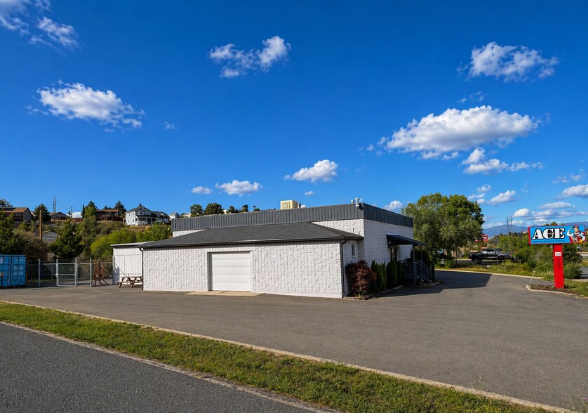 More Photos Of 1302 N Rhinestone Dr, Prescott Showroom For Lease