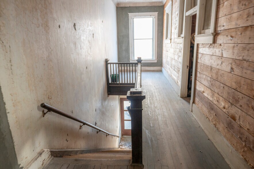 More Photos Of 104 E Alamo St, Brenham Storefront Retail Residential For Sale